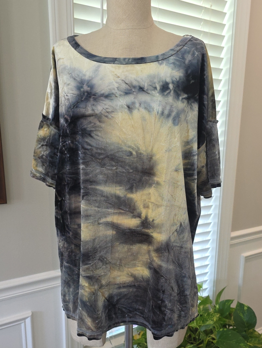Umgee Gray and Cream Tie-Dye Scoop Neck Short Sleeve Top